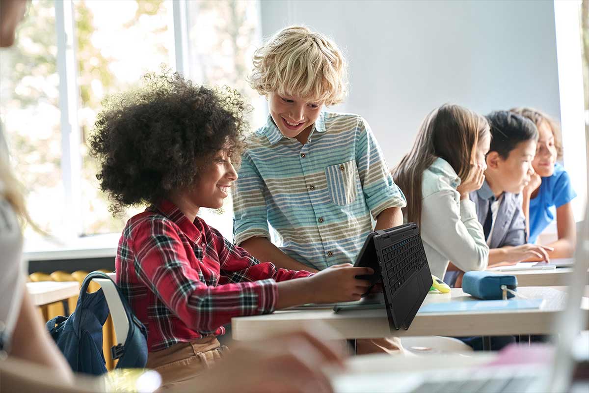 Giovani studenti sorridenti un aula studiando su un pc